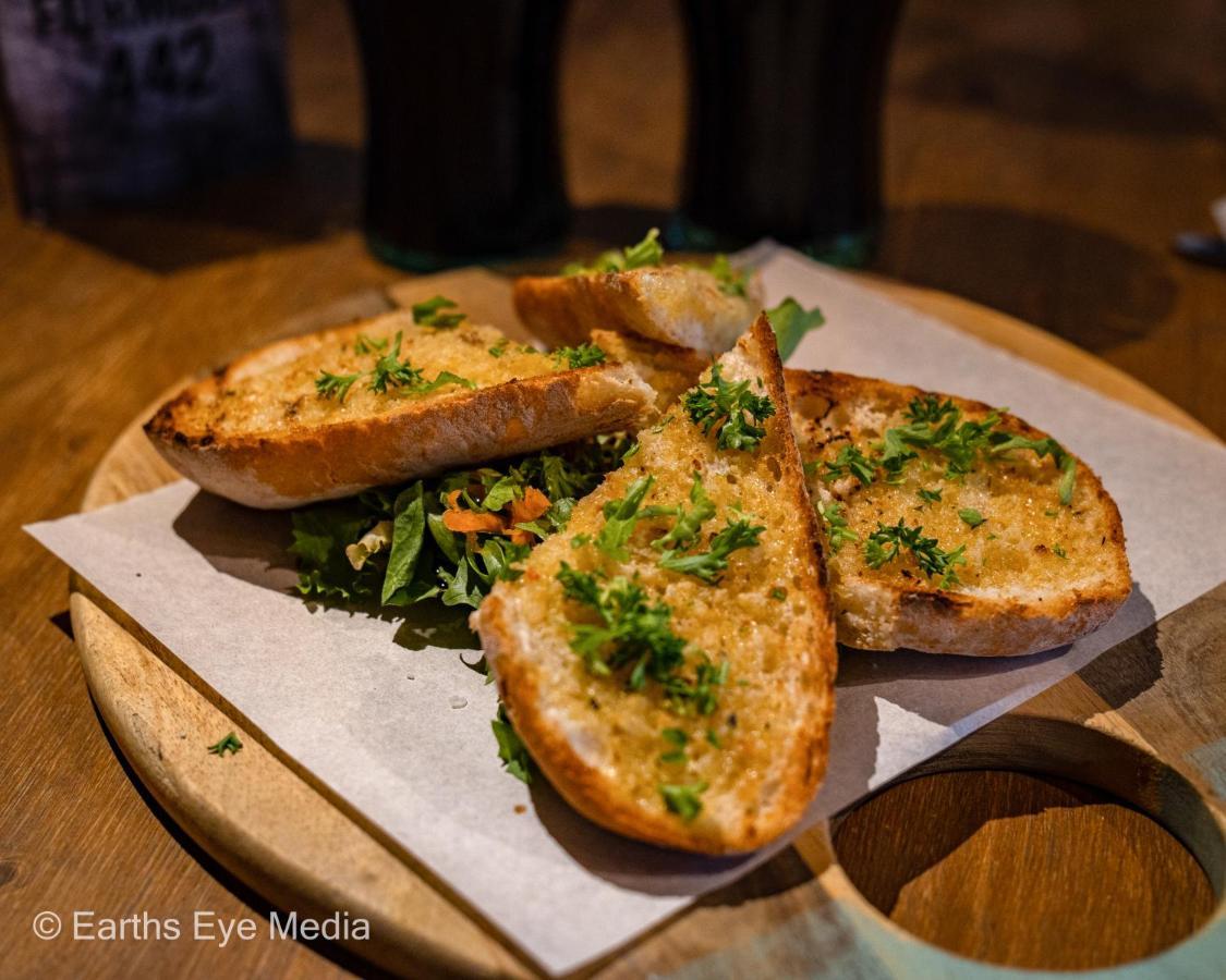 The Bear Inn 랸도베리 외부 사진